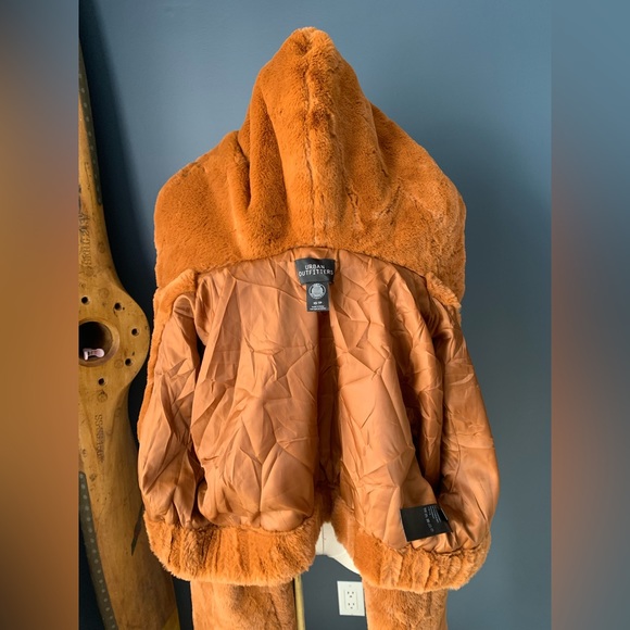 Urban Outfitters faux fur crop jacket. Size XS - Picture 6 of 9